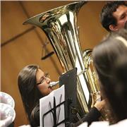 Maestra en Artes Musicales egresada de la Universidad Distrital Francisco José de Caldas, ofrece clases de tuba y de iniciación musical